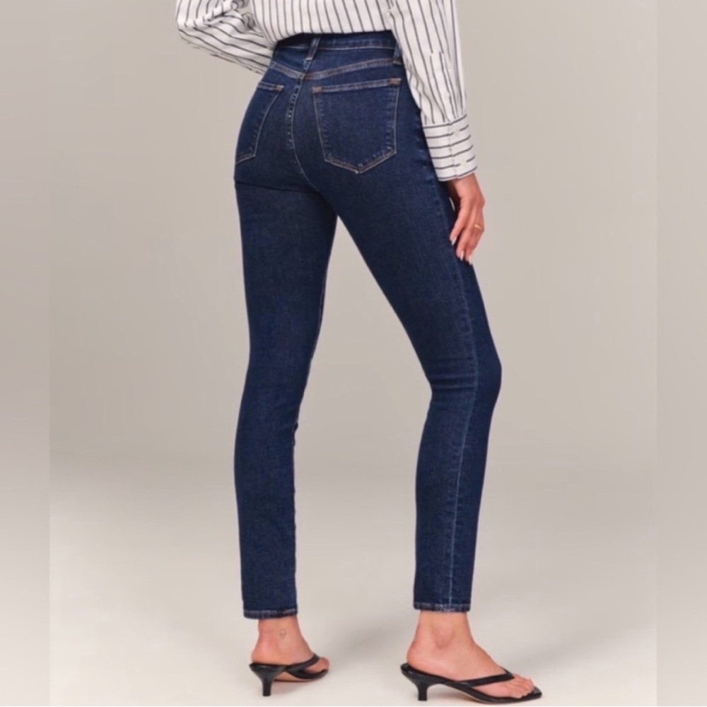 NWT Abercrombie & Fitch Curve
Love 90s straight jeans size 30